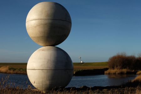 kunstwerk-gemaakt-van-een-Halve-bol-5000mm-de-plaatijzerindustrie.jpg